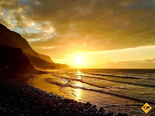 Sonnenuntergang über dem Meer an einer felsigen Küste, aufgenommen mit dem iPhone 6S