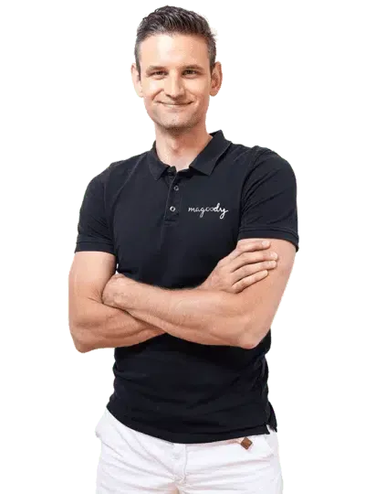 Jakob Ohlwerter im schwarzen magoody-Poloshirt mit verschränkten Armen
