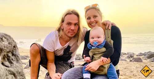 Jenny und Christian Juraschek mit ihrem Baby am Strand bei Sonnenuntergang
