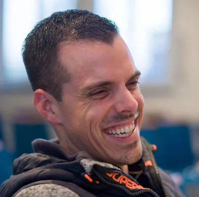 Porträt des lachenden Jens Neubeck, Herausgeber von Simple Profit und Mitgründer der Sales Angels