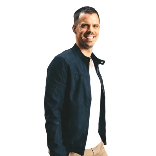 Jens Neubeck lächelnd in dunkler Jacke und weißem T-Shirt