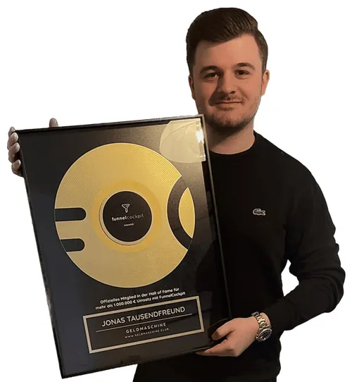 Jonas Tausendfreund hält eine Auszeichnung mit goldener Schallplatte in den Händen