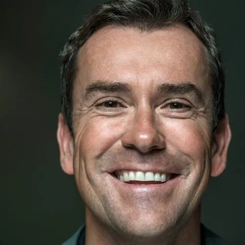 Porträt des lächelnden Motivationstrainers Jürgen Höller