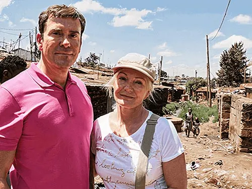 Jürgen Höller im pinken Poloshirt mit seiner Frau Kerstin bei einem Besuch in Afrika