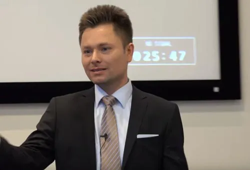 Maxim Mankevich erklärt im Da Vinci Master Seminar vor einer Leinwand
