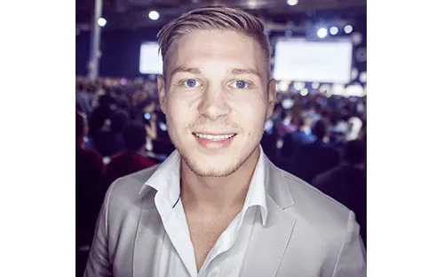 Porträt von Kris Stelljes, dem Herausgeber der Ecom Masterclass, vor Publikum auf einer Veranstaltung