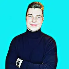 Porträt von Leon Weidner, dem Gründer von Gramstar, im dunklen Rollkragenpullover