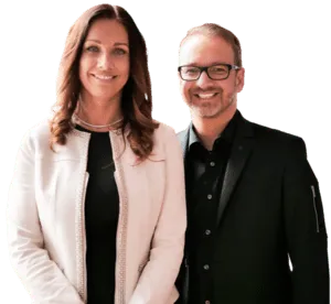 Mandy Slusarek im hellen Blazer neben ihrem Mann Marko Slusarek im schwarzen Sakko