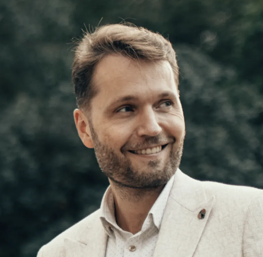 Porträt von KlickTipp-Gründer Mario Wolosz im Freien, lächelnd im hellen Sakko