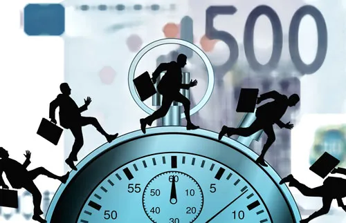 Silhouetten gestresster Geschäftsleute rennen über eine Stoppuhr vor einem 500-Euro-Schein