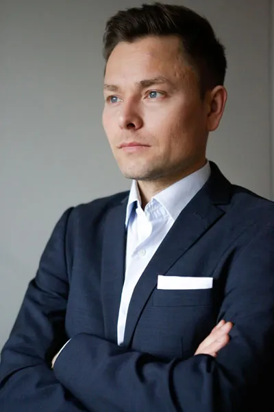 Porträt von Maxim Mankevich im dunklen Sakko mit verschränkten Armen