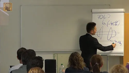 Maxim Mankevich zeichnet im Energiemaster Seminar vor Teilnehmern an ein Flipchart