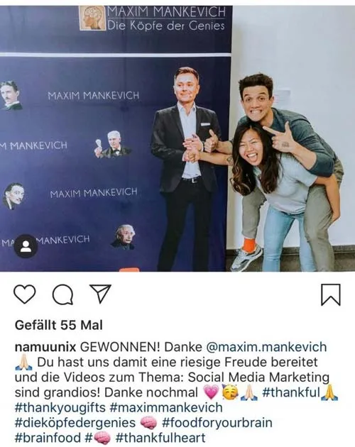 Instagram-Beitrag von namuunix mit Foto zusammen mit Maxim Mankevich vor einer Die-Köpfe-der-Genies-Wand