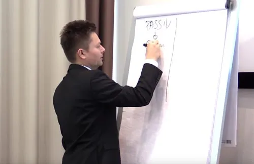 Maxim Mankevich schreibt im Da Vinci Master Seminar auf ein Flipchart