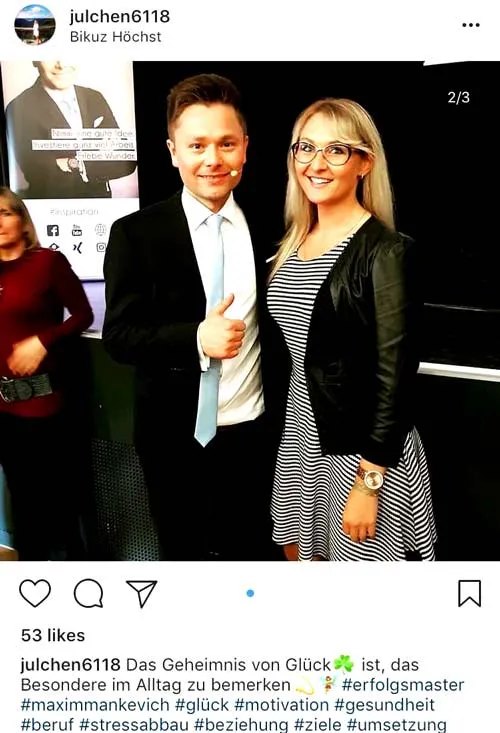 Instagram-Post von julchen6118 mit Maxim Mankevich vor einem Seminar-Aufsteller