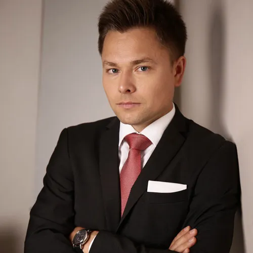 Porträt von Maxim Mankevich, Herausgeber des Energiemaster Kurses, im Anzug