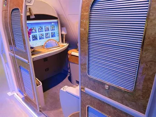 Private First-Class-Suite im Flugzeug mit Bildschirm, Schiebetüren und Minibar