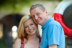 Michaela Merten und Pierre Franckh lächelnd Wange an Wange im Freien