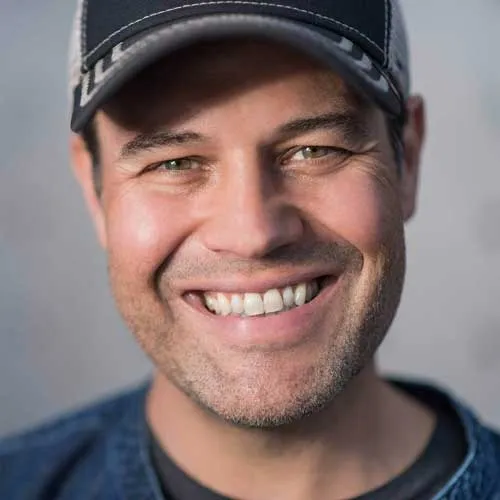 Porträt des lächelnden Coaches Mike Hager mit Basecap