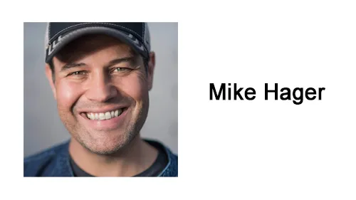 Lächelnder Mike Hager mit Basecap neben dem Schriftzug Mike Hager