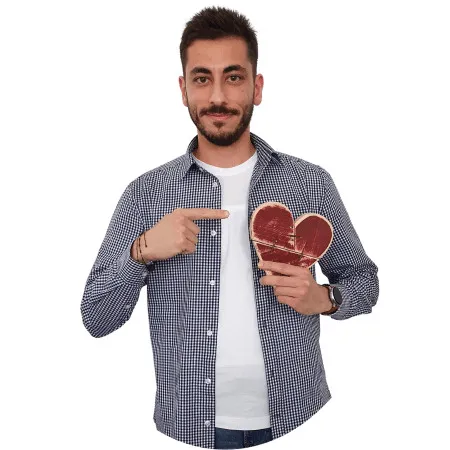 Mike von Szenario-Zwei im karierten Hemd zeigt auf ein rotes Herz in seiner Hand