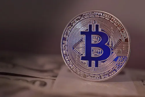 Silberne Bitcoin-Münze auf Geldscheinen als Symbol für den Kauf von Kryptowährungen bei Mission Crypto