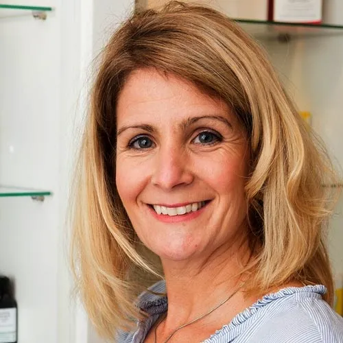 Porträt der Hebamme Nadine Beermann mit schulterlangen blonden Haaren