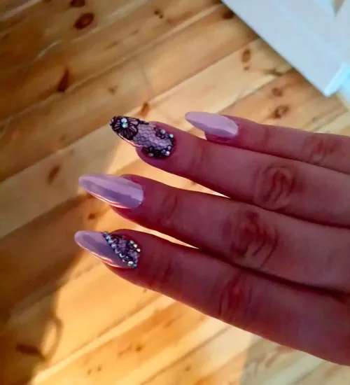Beispiel für Nageldesign: lange rosa Gelnägel mit glitzernder Nailart