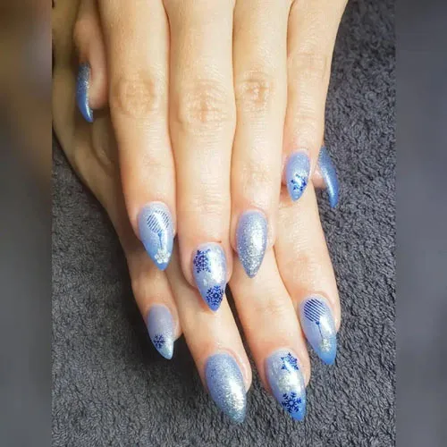 Beispiel für Nageldesign: lange silber-blaue Gelnägel mit Nailart-Muster