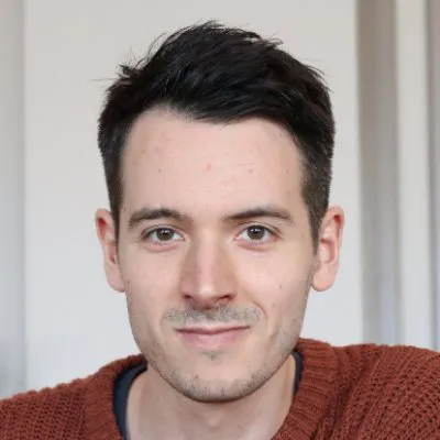 Porträt von Schach-Großmeister Niclas Huschenbeth im roten Pullover