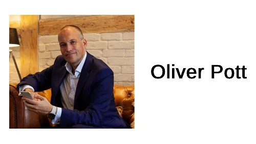 Oliver Pott im Anzug auf einem Ledersofa neben dem Schriftzug Oliver Pott