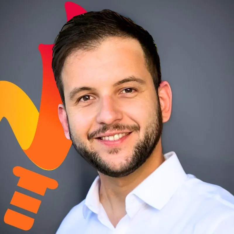 Porträt von Onai Osman vor grauem Hintergrund mit orangefarbenem Webpirat-Logo