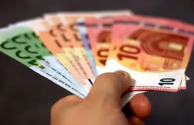 Euro-Geldscheine in der Hand als Symbol für Zahlungsarten im Online Shop