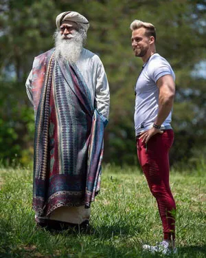 Patrick Reiser im Gespräch mit Sadhguru auf einer Wiese – Einblick in den Hintergrund der Meditation Mastery