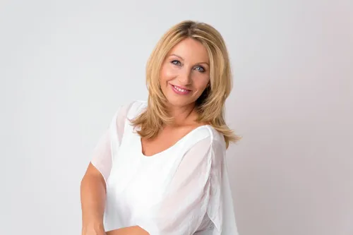Porträt von Pavlina Klemm in weißer Bluse vor hellem Hintergrund
