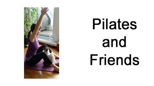 Frau bei einer Pilates-Übung auf der Matte neben dem Schriftzug Pilates and Friends
