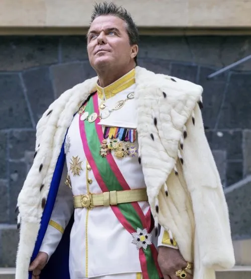 Prinz Marcus von Anhalt in weißer Uniform mit Orden und Hermelinmantel