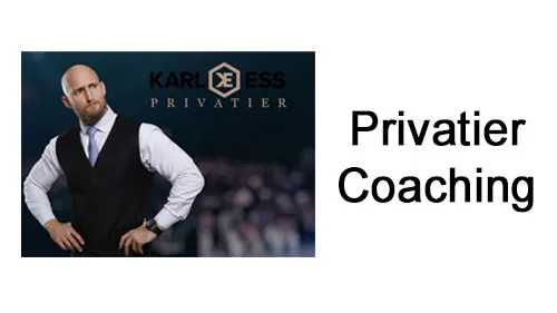 Karl Ess mit verschränkten Händen in der Hüfte neben dem Schriftzug Privatier Coaching