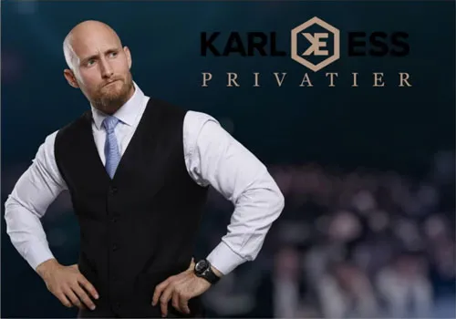 Karl Ess im Anzug vor dem Karl Ess Privatier Logo – Titelbild zum Privatier Coaching