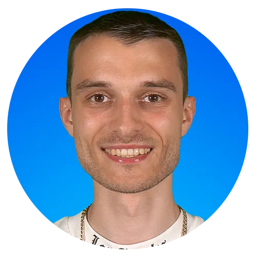 Porträt von Andreas Lang vor blauem Hintergrund