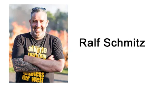 Ralf Schmitz im Affiliate-Marketing-T-Shirt neben dem Schriftzug Ralf Schmitz