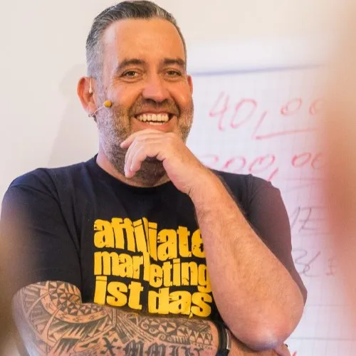 Ralf Schmitz mit Headset im T-Shirt mit der Aufschrift affiliate marketing ist das