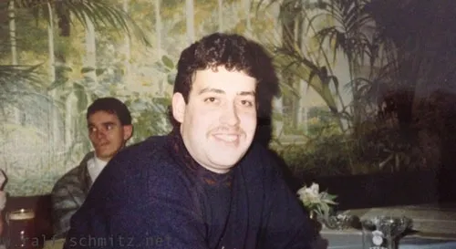 Älteres Foto des jungen Ralf Schmitz an einem Tisch