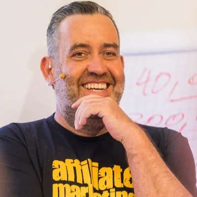 Porträt von Ralf Schmitz mit Headset-Mikrofon vor einem Flipchart