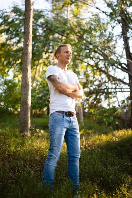 Robby Schadt, Gründer der adcompany und Macher der 1€-Strategie, im Porträt im Freien