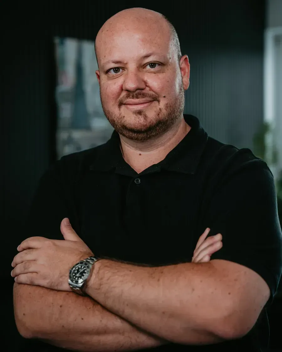 Porträt von Samet Evcil, Gründer des No Limit Club, mit verschränkten Armen