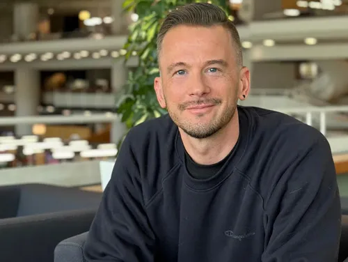 Porträt von Sascha Jurek im dunklen Pullover