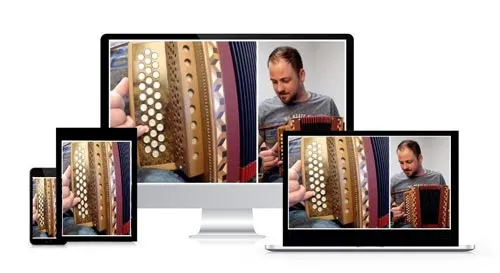 Monitor, Laptop, Tablet und Smartphone zeigen André Büeler beim Schwyzerörgeli-Spielen im Onlinekurs