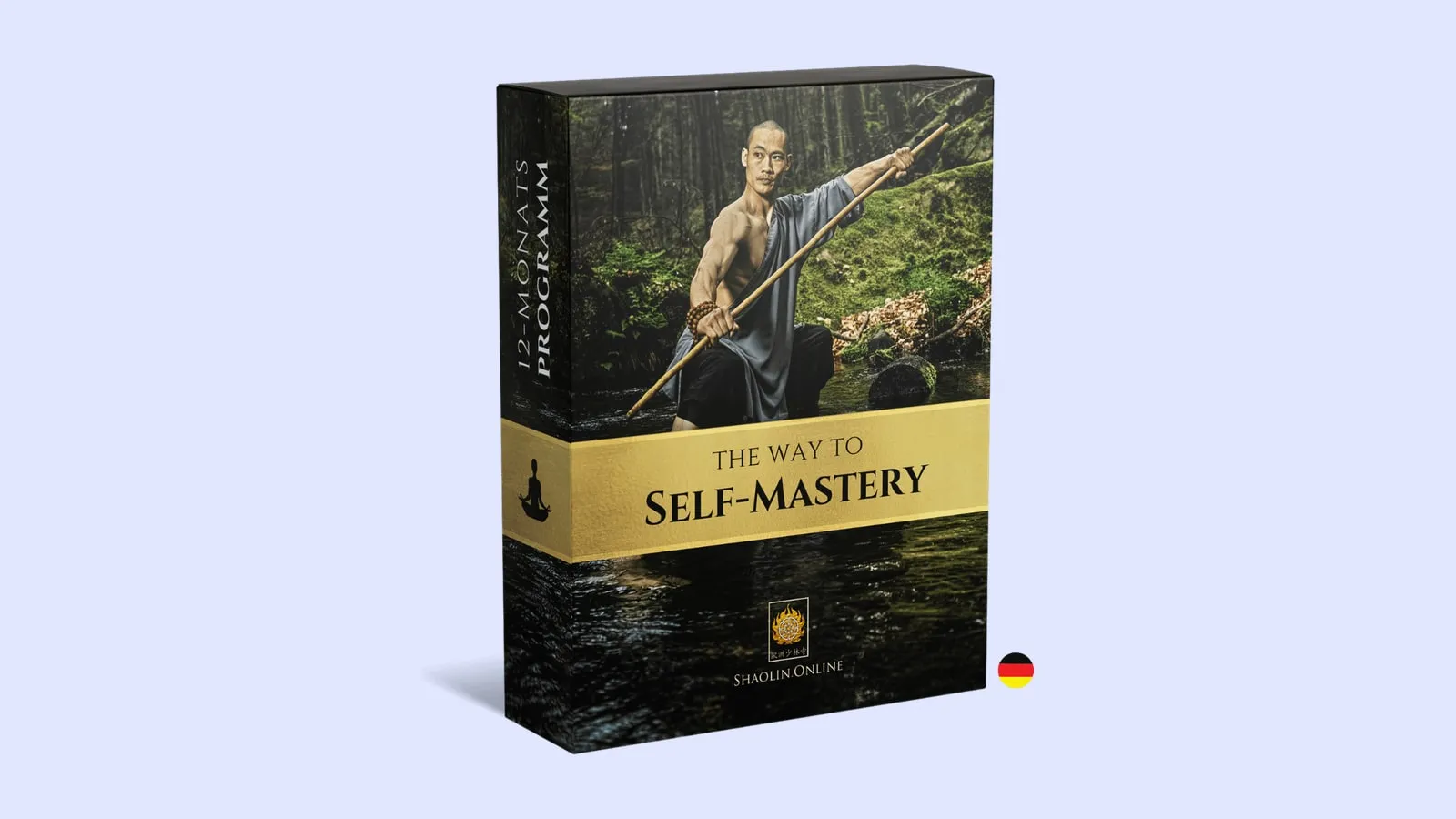 Kursbox von The Way to Self-Mastery mit einem Kung-Fu-Kämpfer, der im Wald an einem Bach einen Stab hält