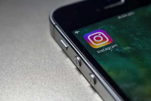 Smartphone mit Instagram-App auf dem Bildschirm als Symbol für den Social Cash Club